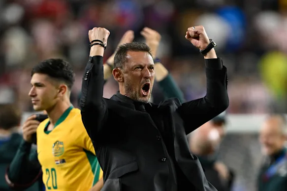 L'entraîneur Tony Popovic montre sa joie à temps plein.