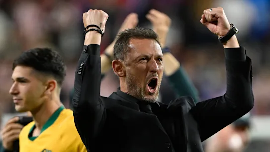 Tony Popovic fait la fête alors que l'Australie se qualifie pour les huitièmes de finale de la Coupe du monde.