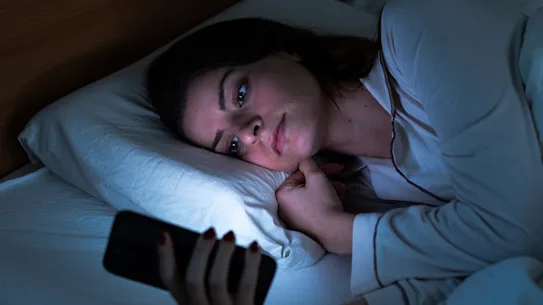 Les réveils au milieu de la nuit sont les symptômes les plus courants de l’insomnie. 