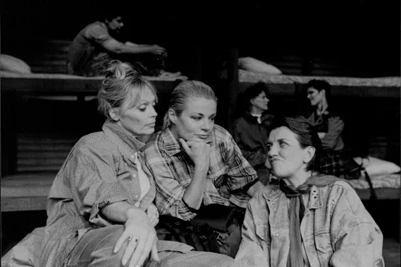Belinda Giblin, Paula Duncan et Maggie Kirkpatrick apparaissant dans Social Climbers. 