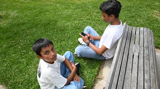 Rehan Rahman (à gauche), 13 ans, et son frère aîné Taihan.