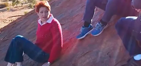 Pauline Hanson, effectuant une descente délicate d'Uluru en 2016.