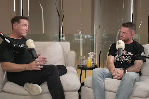 Karl Stefanovic et Tommy Robinson discutent pendant l'épisode de podcast désormais supprimé.