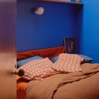 Intérieurs chocolat et bleu : comment obtenir l&rsquo;association de couleurs tendance inattendue de cette saison pour votre maison