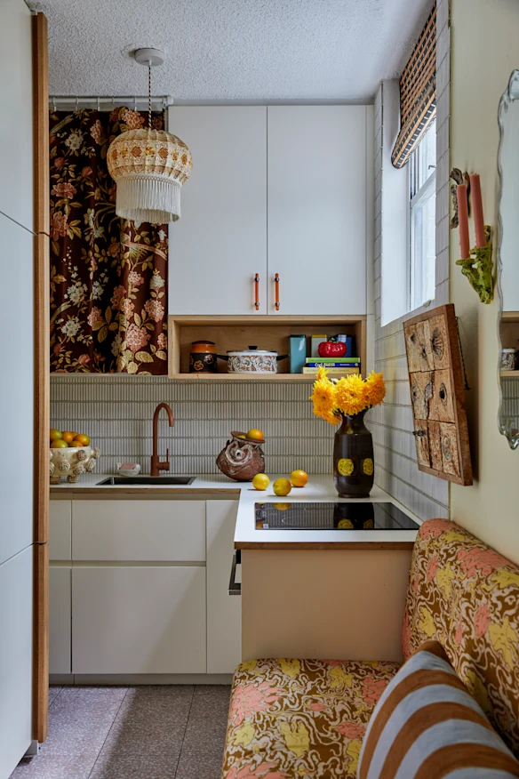 Pour créer un espace cuisine et salle à manger, Ross a adapté les menuiseries de la cuisine pour inclure une banquette recouverte du design art nouveau de Paul-Élie Ranson, « Nénuphars ».