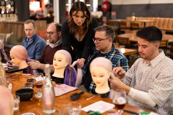 La coiffeuse Jacqueline Schell est la fondatrice de Pints ​​& Plaits, un atelier de Sydney qui apprend aux papas à coiffer leurs filles.