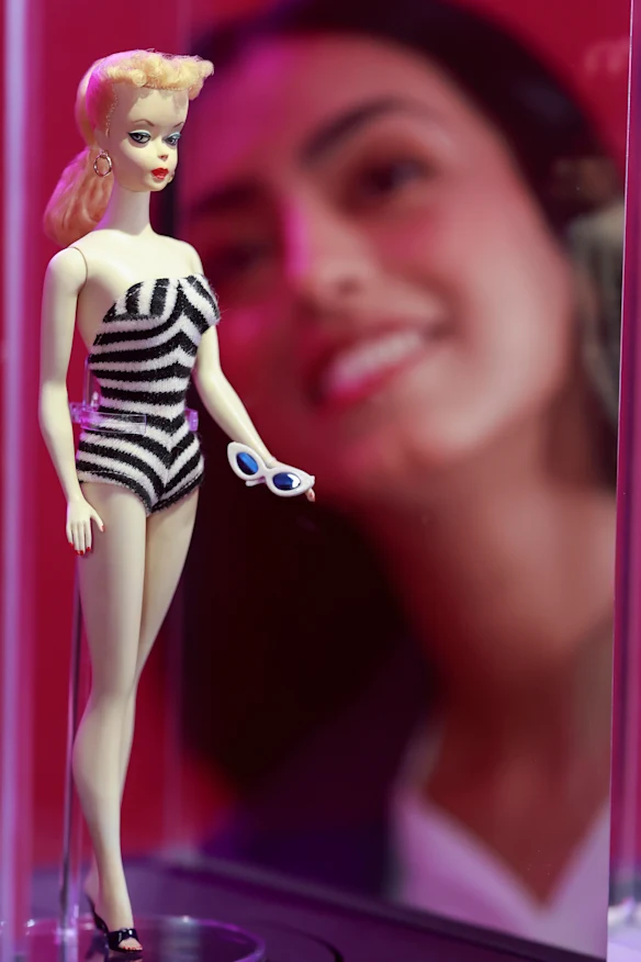 L'une des premières poupées Barbie de 1959 exposées à Barbie : l'exposition. Thom a déclaré que ces poupées rapportaient généralement entre 15 000 et 40 000 dollars. 
