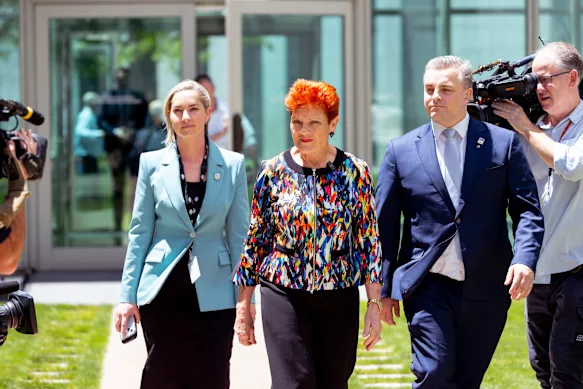 La dirigeante de One Nation, Pauline Hanson, avec sa fille Lee et le sénateur Sean Bell.
