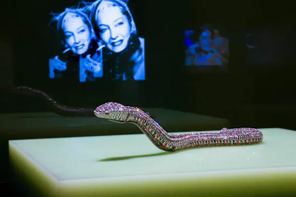 Un collier serpent datant de 1968 lors de la nouvelle exposition Cartier du NGV.