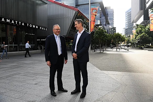 Le Premier ministre Anthony Albanese avec Andrew Charlton.