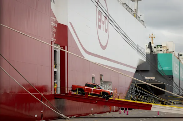 Un véhicule BYD quitte le navire du constructeur automobile à Port Melbourne mardi.