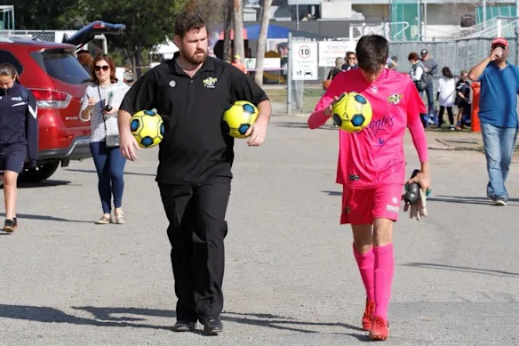 Patrick Beach avec l'entraîneur des gardiens juniors Steve Allen, qui était également son entraîneur-chef au Mount Druitt Rangers FC.