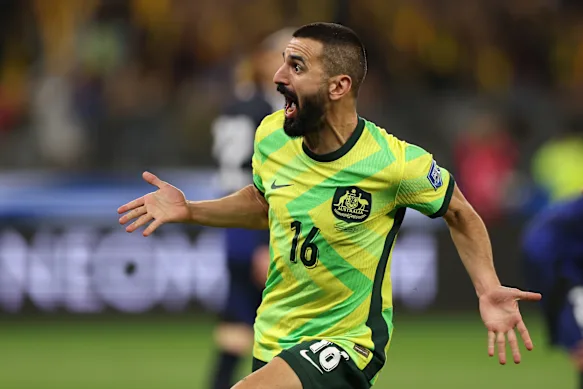 Aziz Behich a été le héros contre le Japon en 2025, marquant le but qui a pratiquement assuré la place de l'Australie à la Coupe du monde.