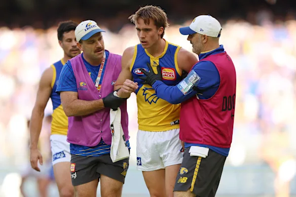 Hamish Davis de la côte ouest est resté groggy après avoir été plaqué par Paul Curtis, de North Melbourne.