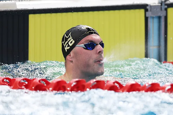 Kyle Chalmers regarde après avoir participé au 100 m libre masculin aux essais australiens de natation à Sydney.