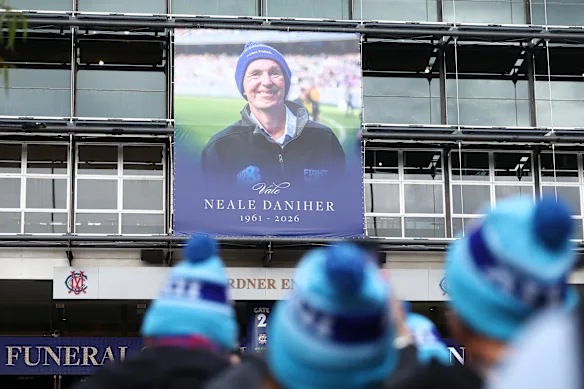 Les bonnets bleus distinctifs FightMND étaient omniprésents aux funérailles nationales de Neale Daniher.