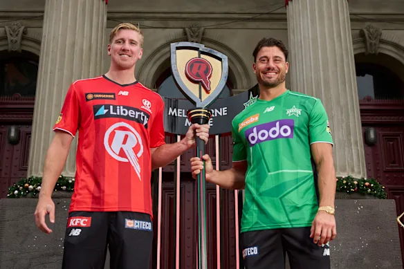 Les capitaines du club Will Sutherland et Marcus Stoinis avec la masse de Melbourne.