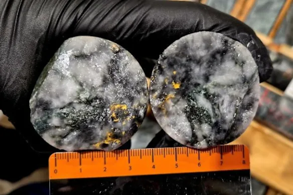 Lac Gold a identifié de l'or visible proéminent dans des veines de quartz à une profondeur de 152,05 m dans une carotte de diamant provenant d'un trou foré dans sa cible Astoria à Rouyn au Québec.