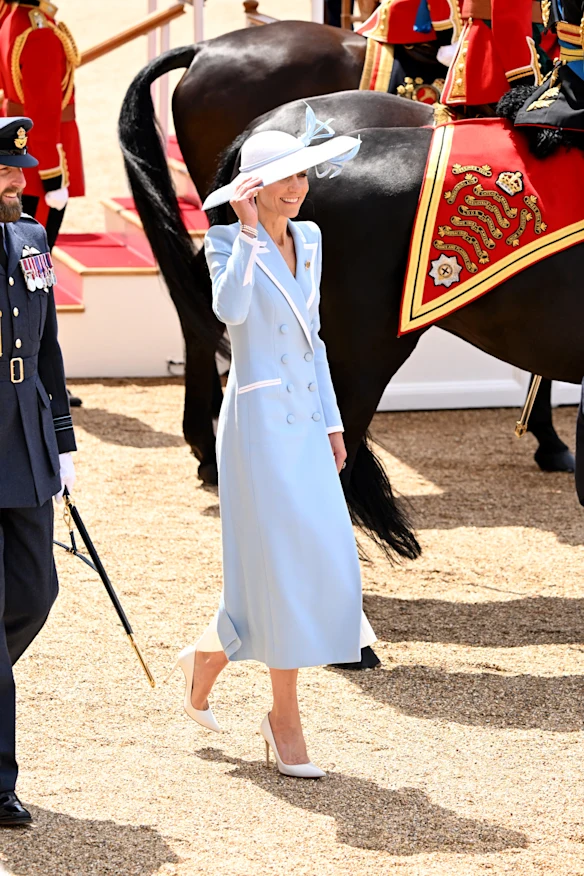La princesse de Galles a opté pour une robe-manteau bleu clair avec bordure blanche de Catherine Walker et un chapeau Philip Treacy assorti pour l'occasion.