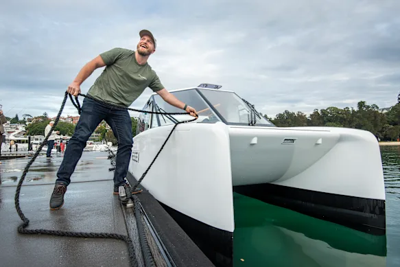 Eric Laakmann, directeur général de Vessev, avec le bateau hydroptère électrique VS-9 à la marina de Rose Bay.