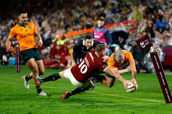 Dylan Pietsch marque pour les Wallabies à Sydney en 2025.