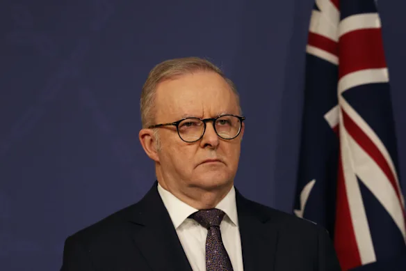 Le Premier ministre Anthony Albanese n'est pas satisfait des réponses des entreprises technologiques à l'interdiction des réseaux sociaux. 