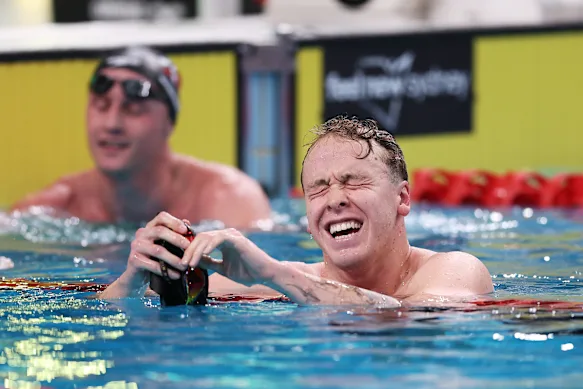 Sam Short réagit à son quasi-record du monde de natation au 400 m nage libre masculin. 