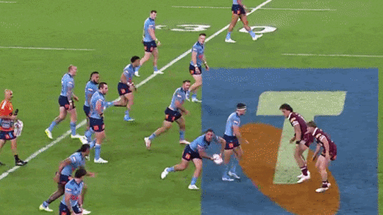 Haumole Olakau'atu assoit Cameron Munster sur ses fesses.