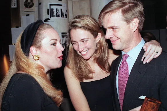 Belle Burden (au centre) avec Henry Davis lors d'un événement de collecte de fonds à New York en 1999. Ils se sont mariés cette année-là et ont divorcé en 2020.