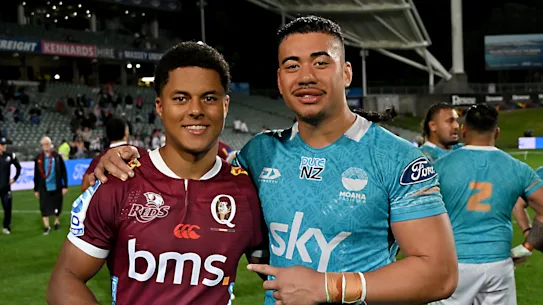 Treyvon Pritchard des Reds et Israel Leota de Moana Pasifika.
