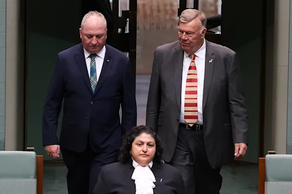 Le député de One Nation, Barnaby Joyce, entre à la Chambre des représentants avec David Farley, la nouvelle recrue du parti. 