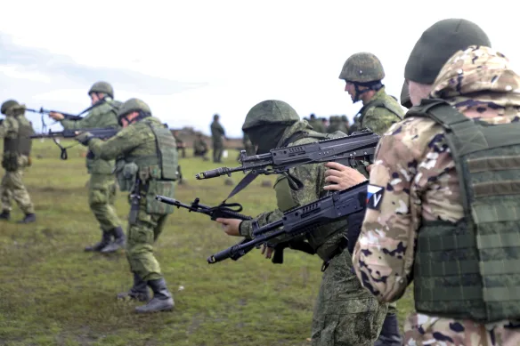 Des recrues de l’armée russe tiennent leurs armes lors d’un entraînement militaire sur un champ de tir à Donetsk, le 4 octobre.
