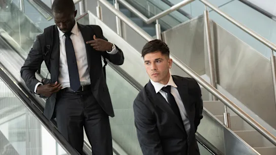 Cristian Volpato et Jason Geria, membres de l'équipe de la Coupe du monde des Socceroos, arrivent dimanche à San Francisco.