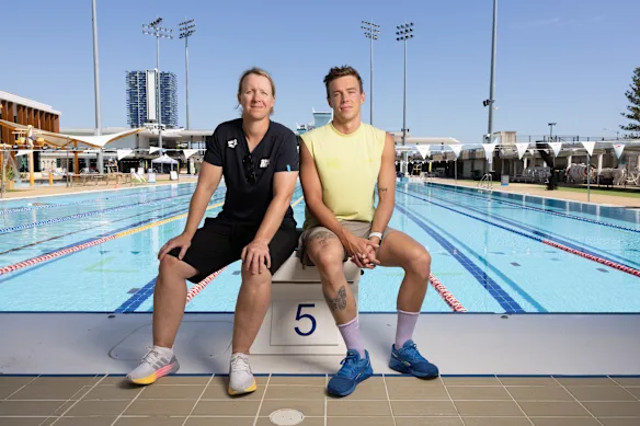 L'entraîneur de natation Mel Marshall avec le nageur australien Zac Stubblety-Cook au Gold Coast Aquatic Centre en janvier 2025.