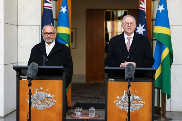 Wale et Albanese lors d'une conférence de presse conjointe au Parlement de Canberra. 