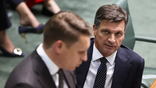 Le chef de l'opposition, Angus Taylor, observe le député libéral Andrew Hastie, un futur candidat potentiel à la direction, au Parlement mercredi. 