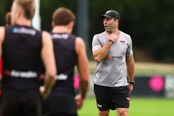 L'entraîneur par intérim d'Essendon, Dean Solomon, reste concentré sur l'équipe et ses performances, au milieu du bruit concernant le poste d'entraîneur senior.