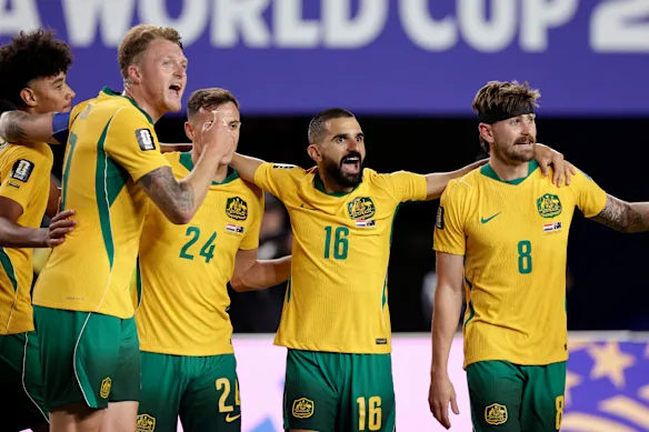 Aziz Behich (au centre) célèbre le match nul de l'Australie contre le Paraguay.