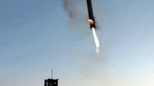 Le méga-propulseur de fusée de SpaceX revient sur la rampe de lancement.