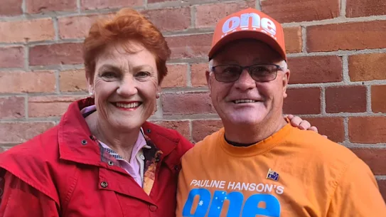 La dirigeante de One Nation, Pauline Hanson, se tenait aux côtés d'Allan Beale, photographié ici avec lui au centre de pré-vote de North Albury.