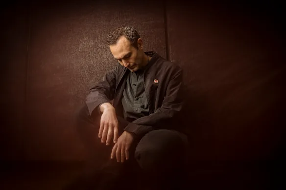 Khalid Abdalla présente au Malthouse Theatre son one-man show Nowhere, sur l'identité arabe dans le monde occidental. 