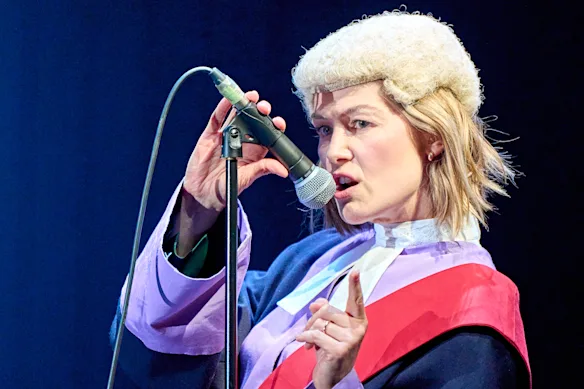 Rosamund Pike en Inter Alia.