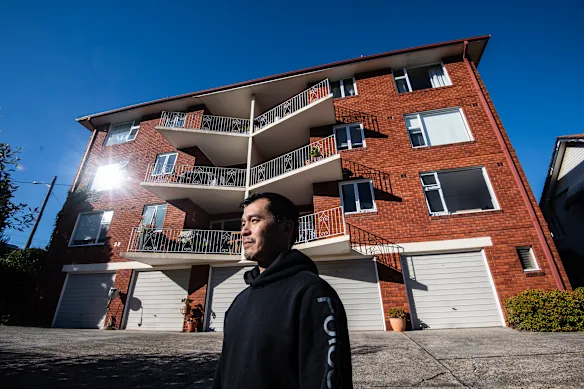 Edmond Yan possède un appartement dans un immeuble des années 1960 à Sydney, dans lequel des panneaux solaires ont été installés en octobre dernier.
