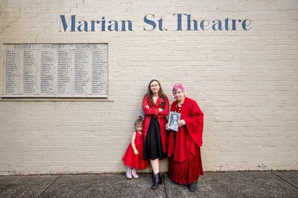 Trois générations se battent pour le Marian St Theatre : Ida Blaxland Rogers, Jessica Blaxland Ashby et Wendy Blaxland. 