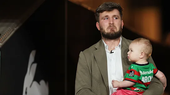 Jai Arrow entre sur le terrain avec sa fille, Ayla, jeudi soir.