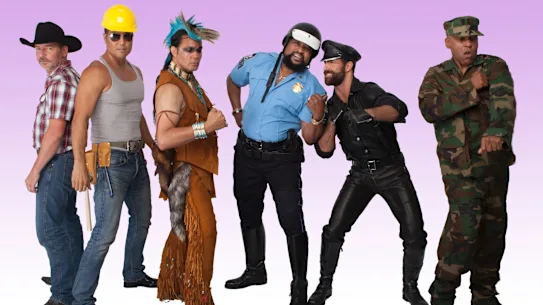 Le tout nouveau line-up de Village People dirigé par Victor Willis (chemise bleue), qui a quitté le groupe en 1979 mais qui a désormais repris son nom.