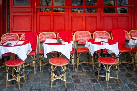 A Paris, les chaises des cafés sont majoritairement tournées vers l'extérieur. 