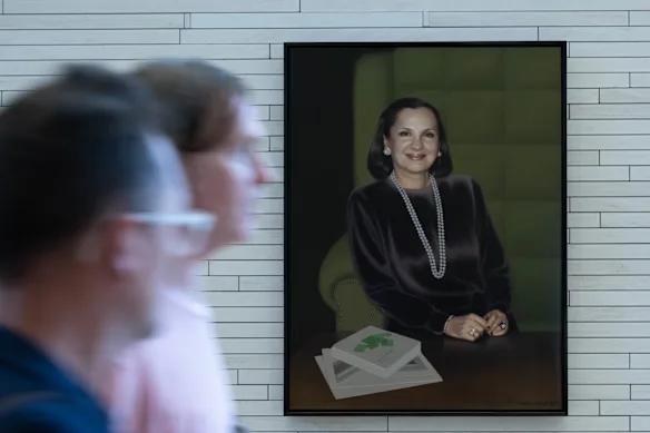 Le portrait de Susan Wakil accroché dans Sydney Modern en hommage au plus grand donateur du projet.