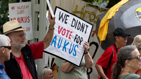 Des manifestants anti-AUKUS devant la conférence nationale travailliste à Brisbane vendredi.