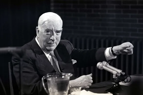 Le Premier ministre Robert Menzies tient sa dernière conférence de presse à Canberra le 20 janvier 1966.